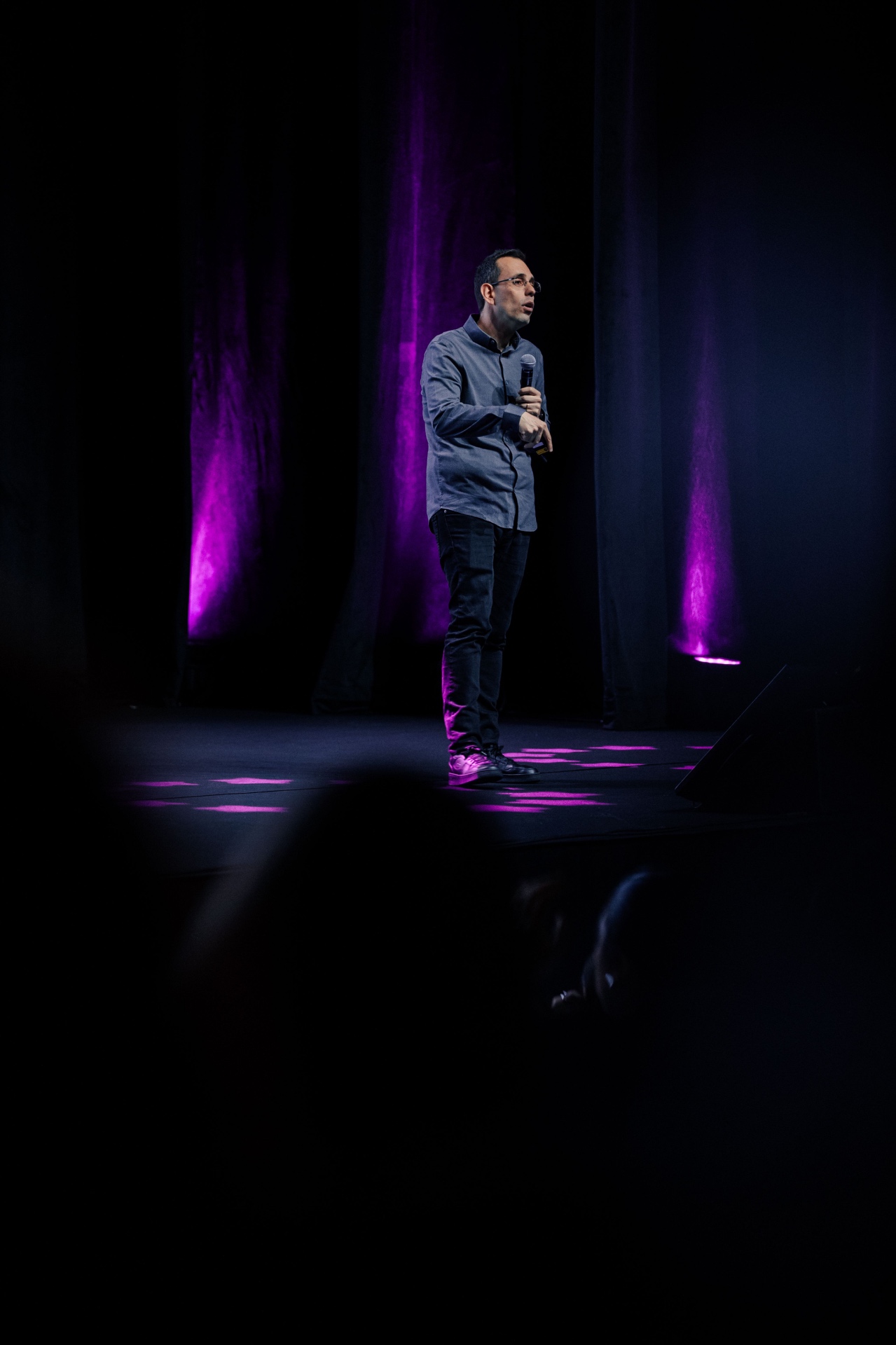 Vicente Varela durante a palestra sobre DOOH e retail media