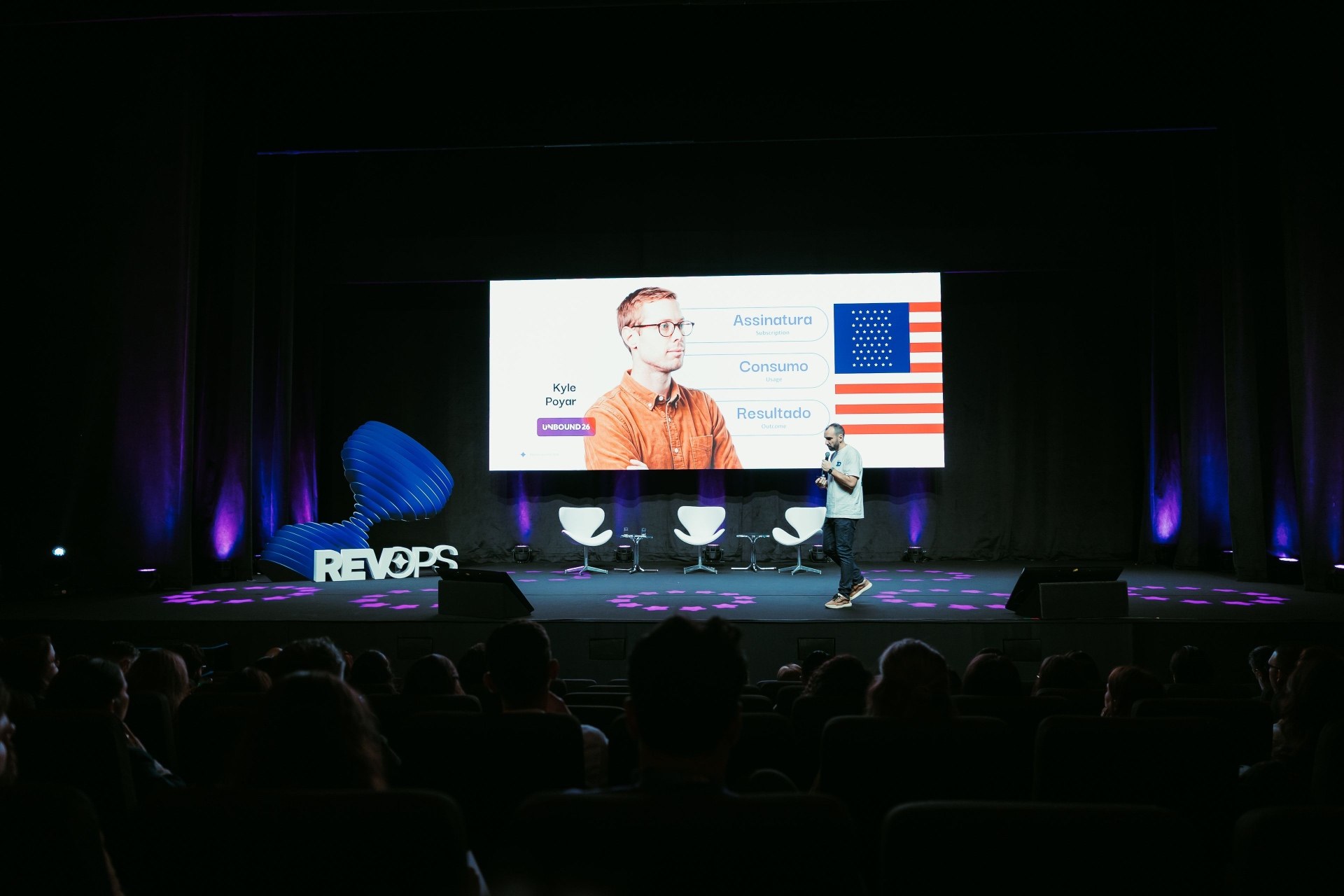 Visão do palco e da plateia durante a apresentação sobre modelos de receita.