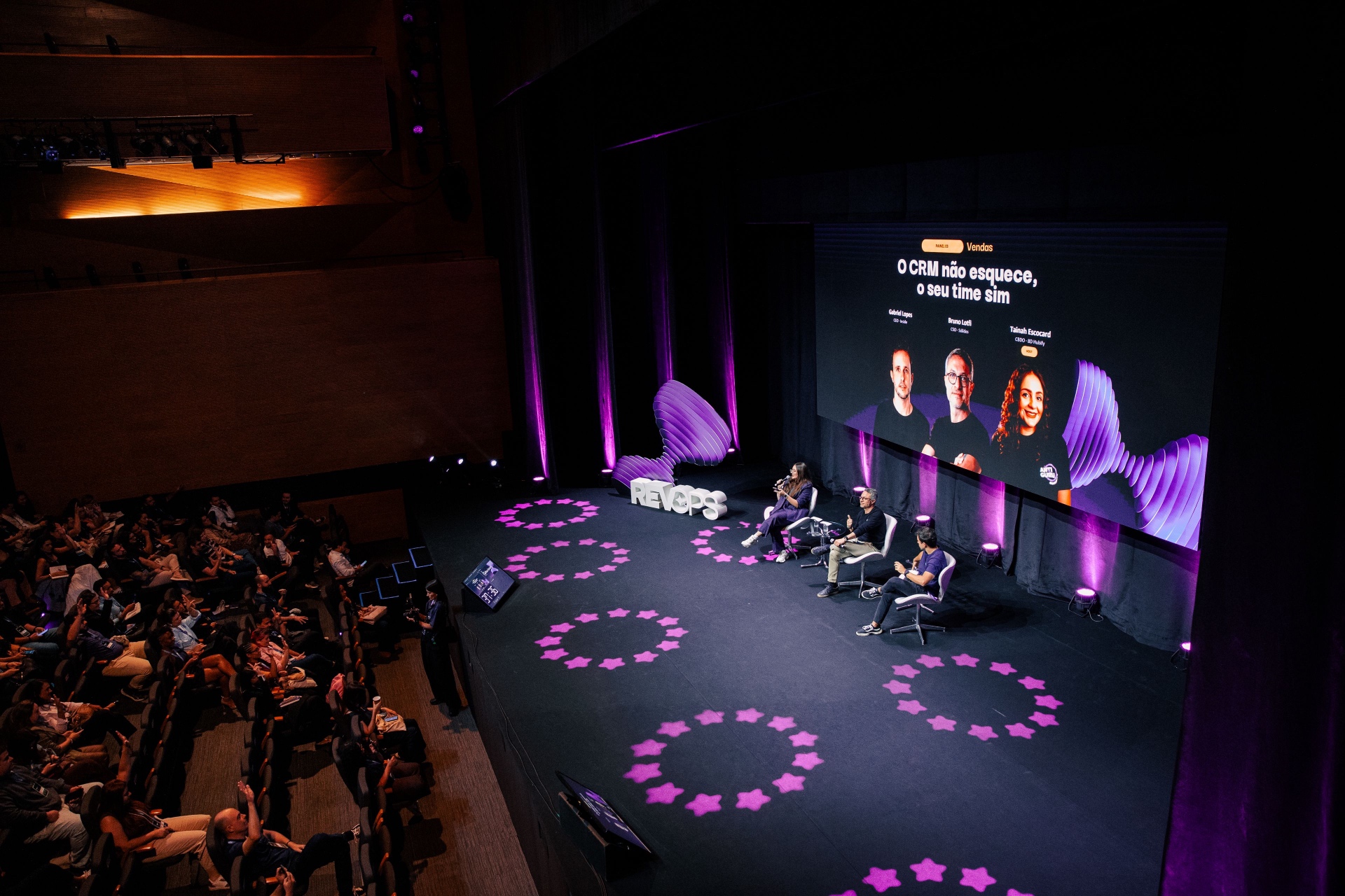 Vista geral do Teatro Santander durante o painel de CRM, com a plateia acompanhando de perto