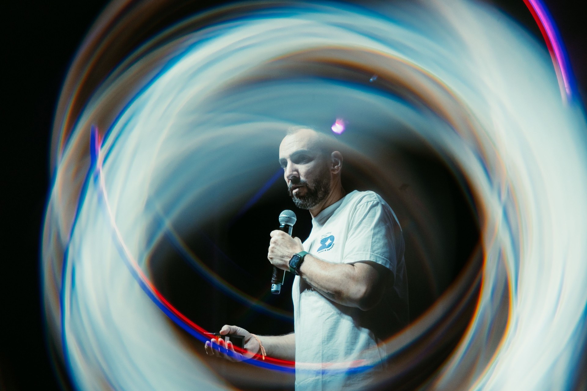 Fabio Duran durante a palestra, em um registro com efeito de luz.