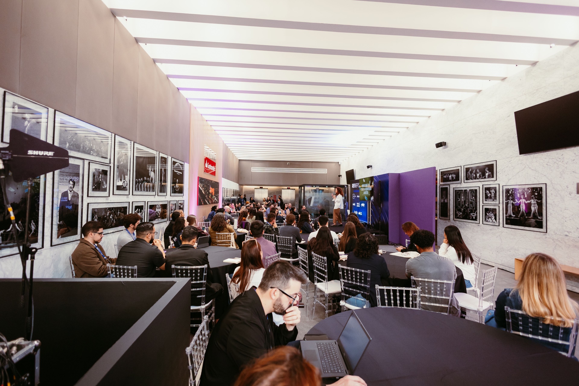 A palestrante em cena durante a masterclass