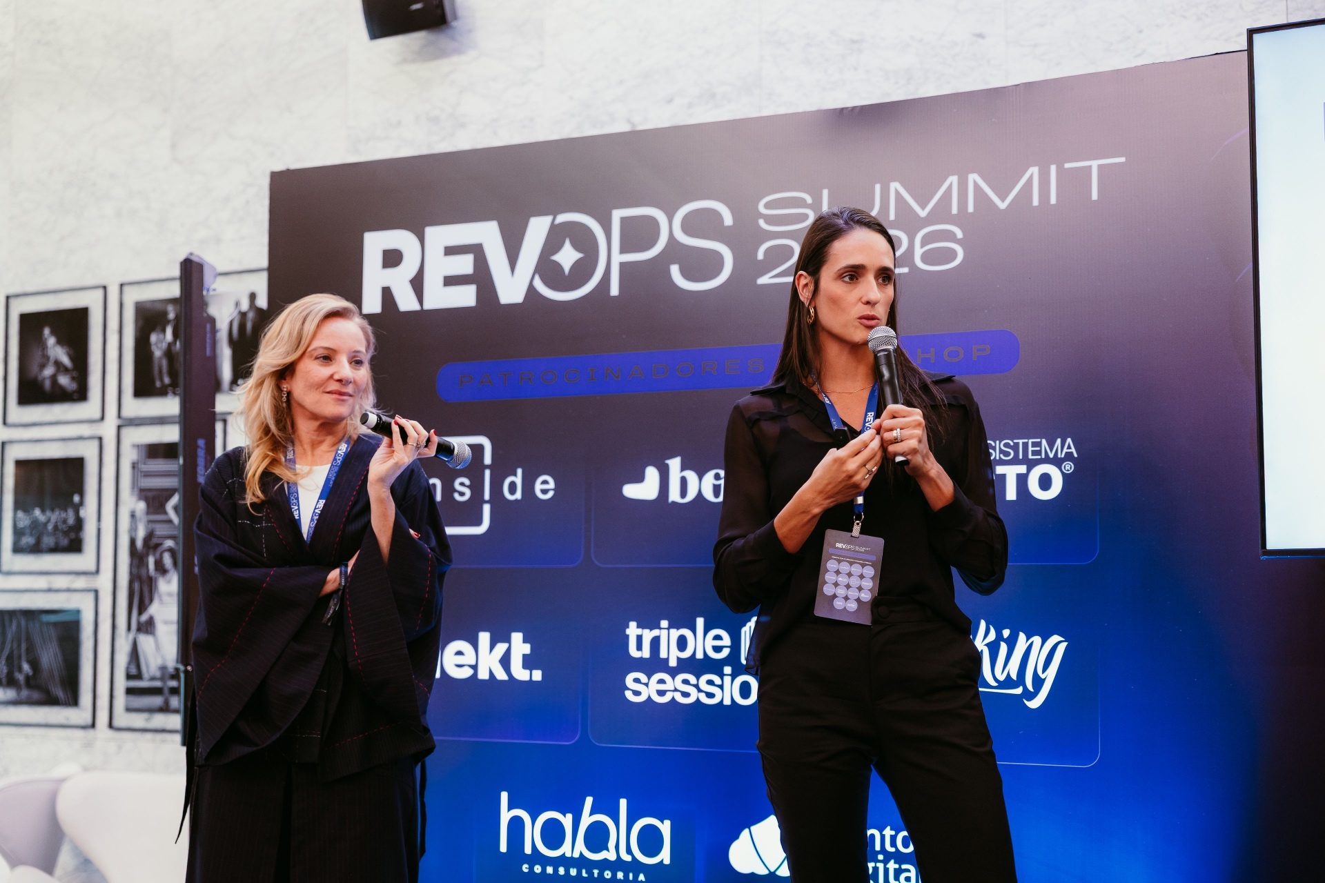 Juliana Tubino e Nara Vaz Guimarães no espaço de relacionamento do RevOps Summit 2026.