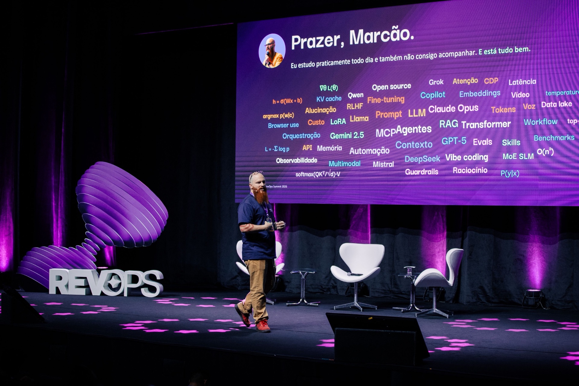 Slide de abertura reúne o vocabulário de IA que cerca o dia a dia de RevOps