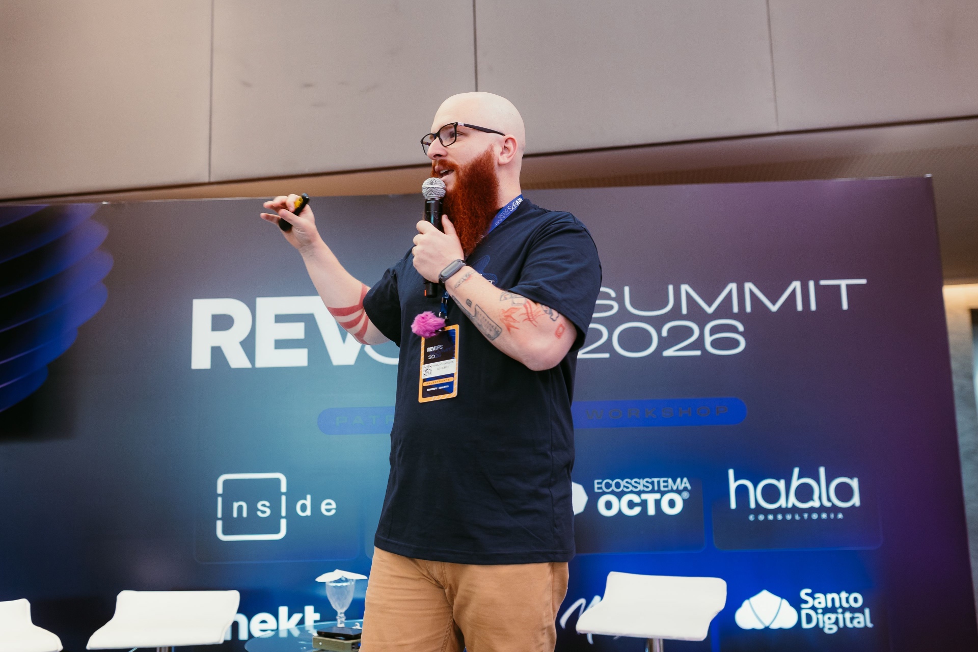Marcão Andrade conduz o workshop no palco do RevOps Summit 2026