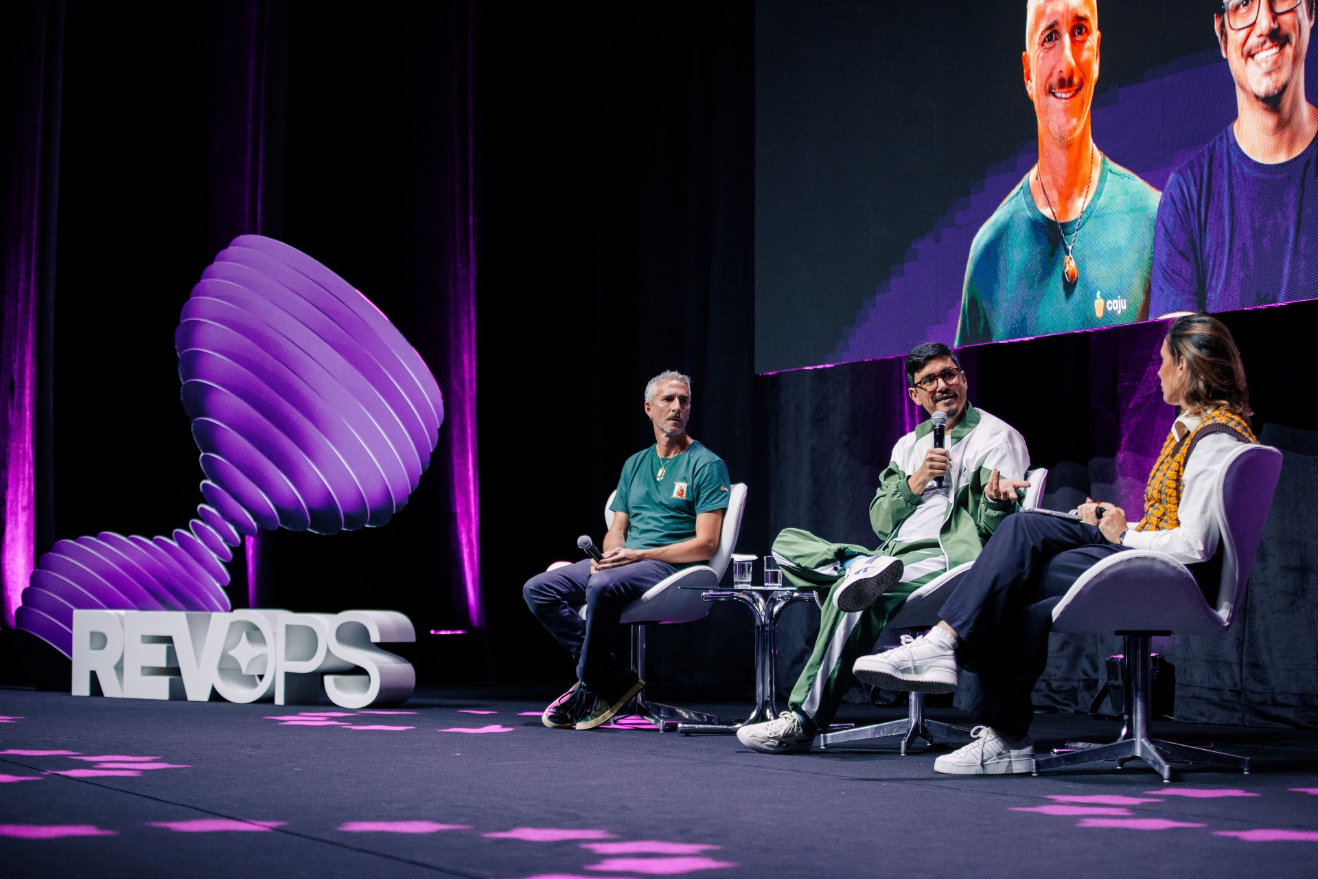 O painel sobre dados e decisões avança, com o letreiro da RevOps ao fundo do palco.