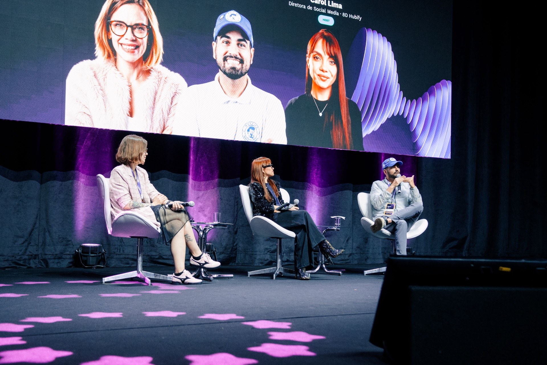 Os participantes conversam no palco sobre marcas e relações Human-to-Human.