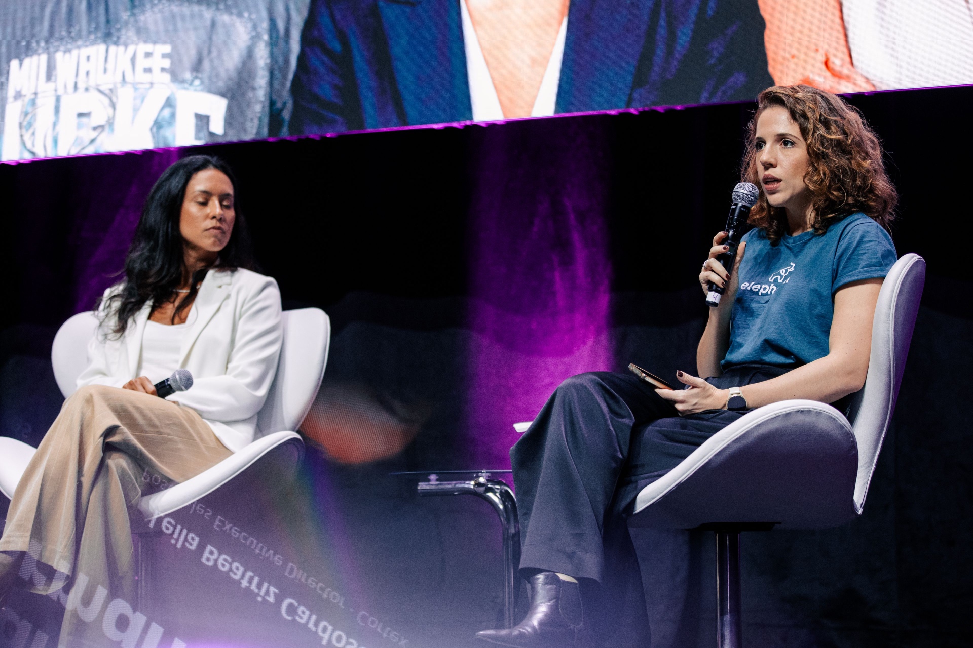 Thais Sterenberg conduz a conversa, com Leila Beatriz Cardoso na cena