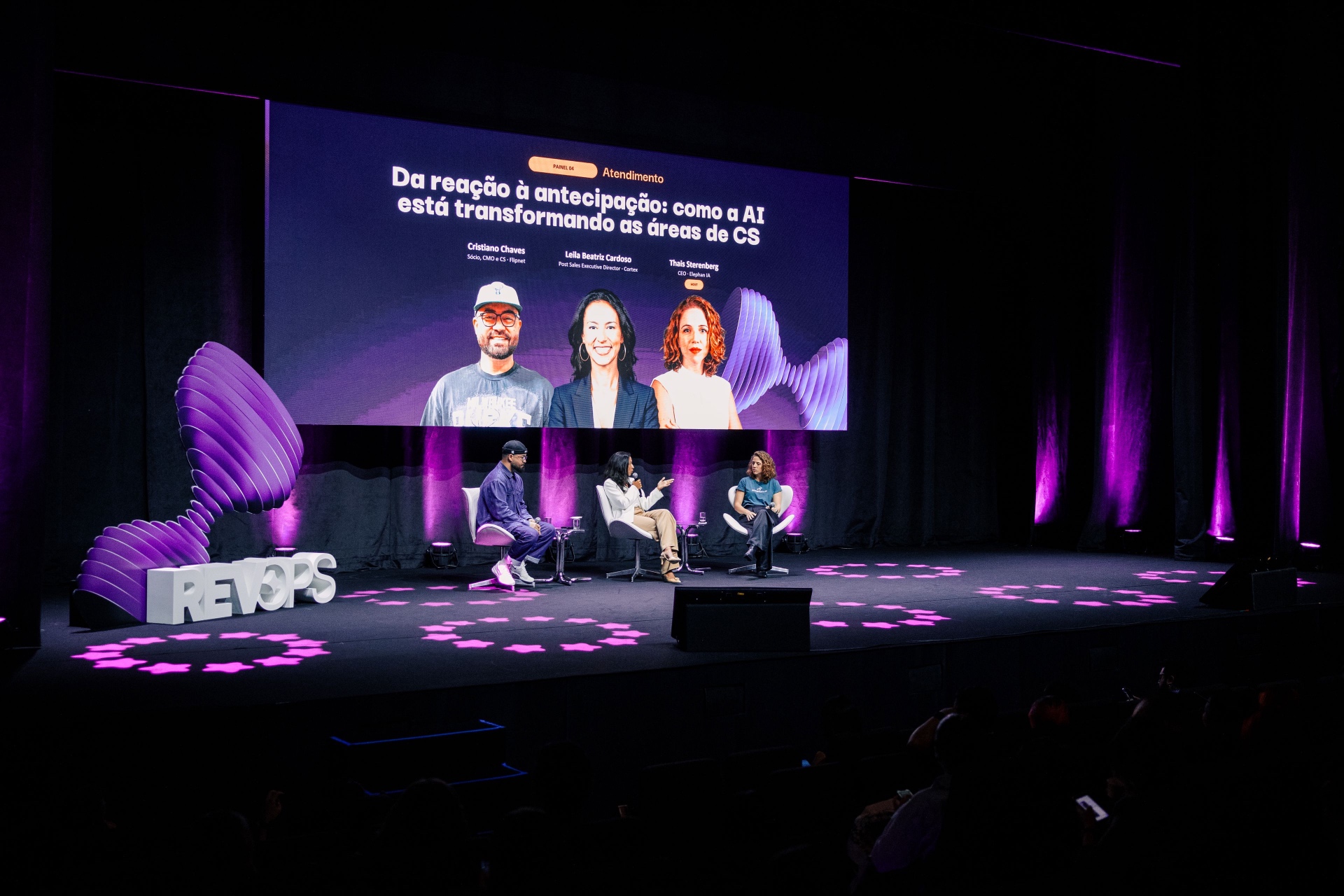 O painel em pleno palco principal, com a plateia acompanhando