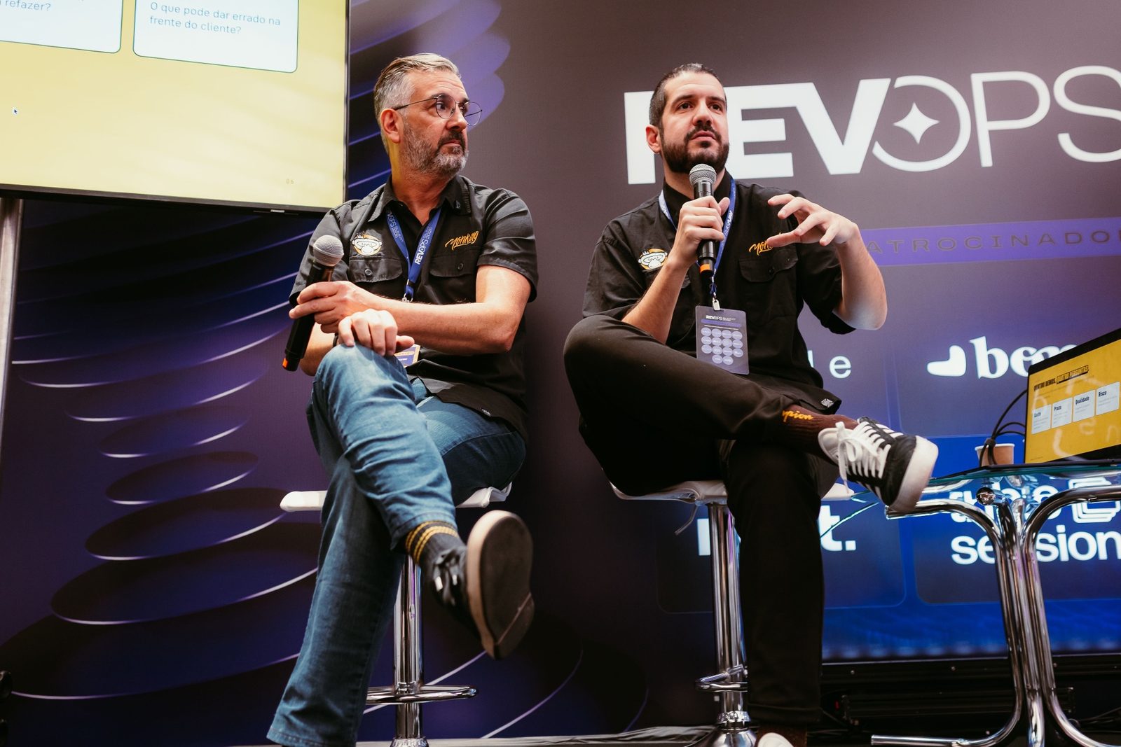 Eduardo Vieira responde às perguntas do público no workshop da Monking.